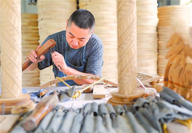 河北武邑县成目前我国最大的老榆木雕刻家具生产基地